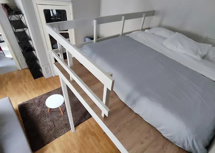 16 Near Arc De Triomphe And Eiffel Tower * Paris