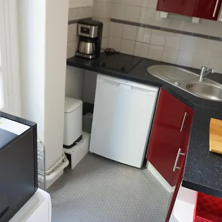 16 Near Arc De Triomphe And Eiffel Tower